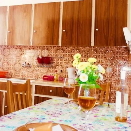 Spacious Room Near Train & Metro Station بيت للعطل