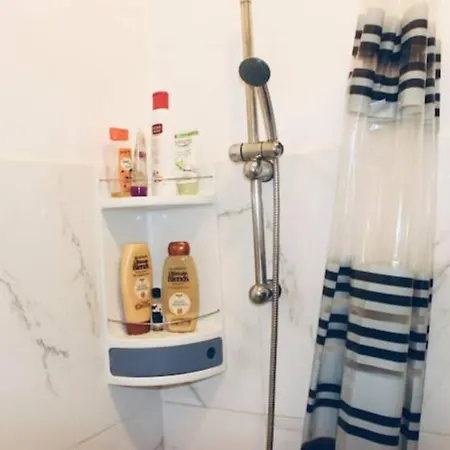 Spacious Room Near Train & Metro Station *